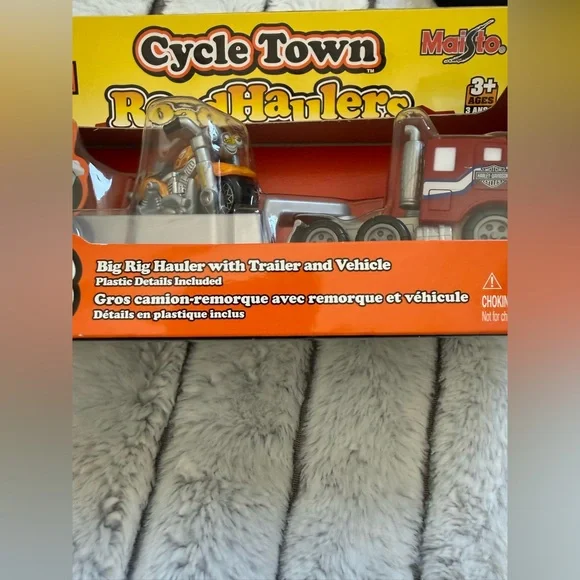 Maisto Harley-Davidson Road Haulers Toy Set - Red and Silver - Picture 7 of 7